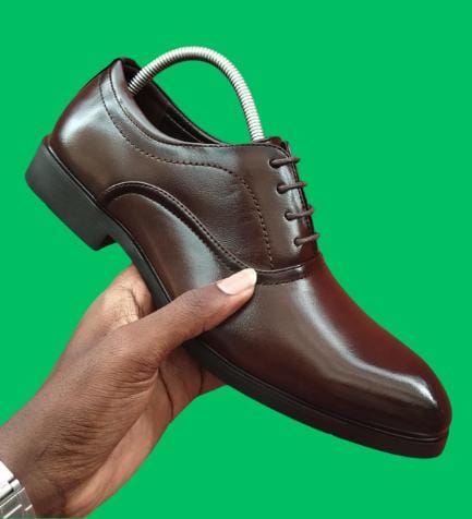 Laced leather official shoes